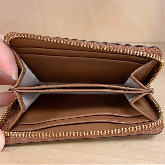 Micheal Kors wallet - Picture 10 of 16